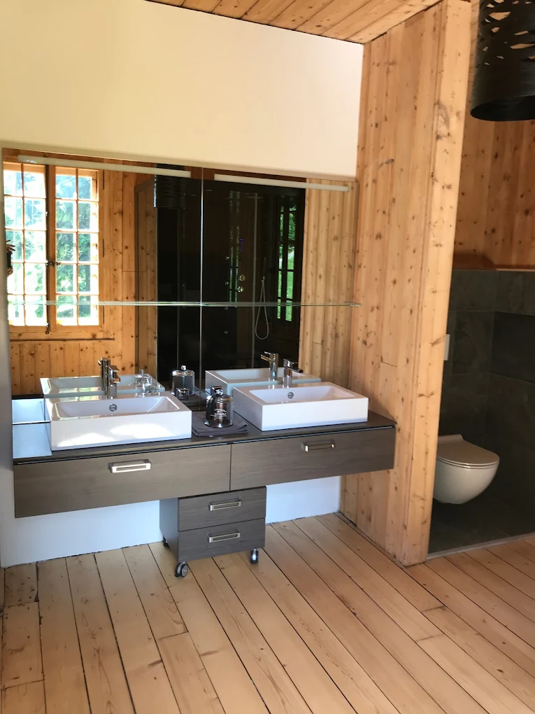 Installation sanitaire dans une salle de bain en bois